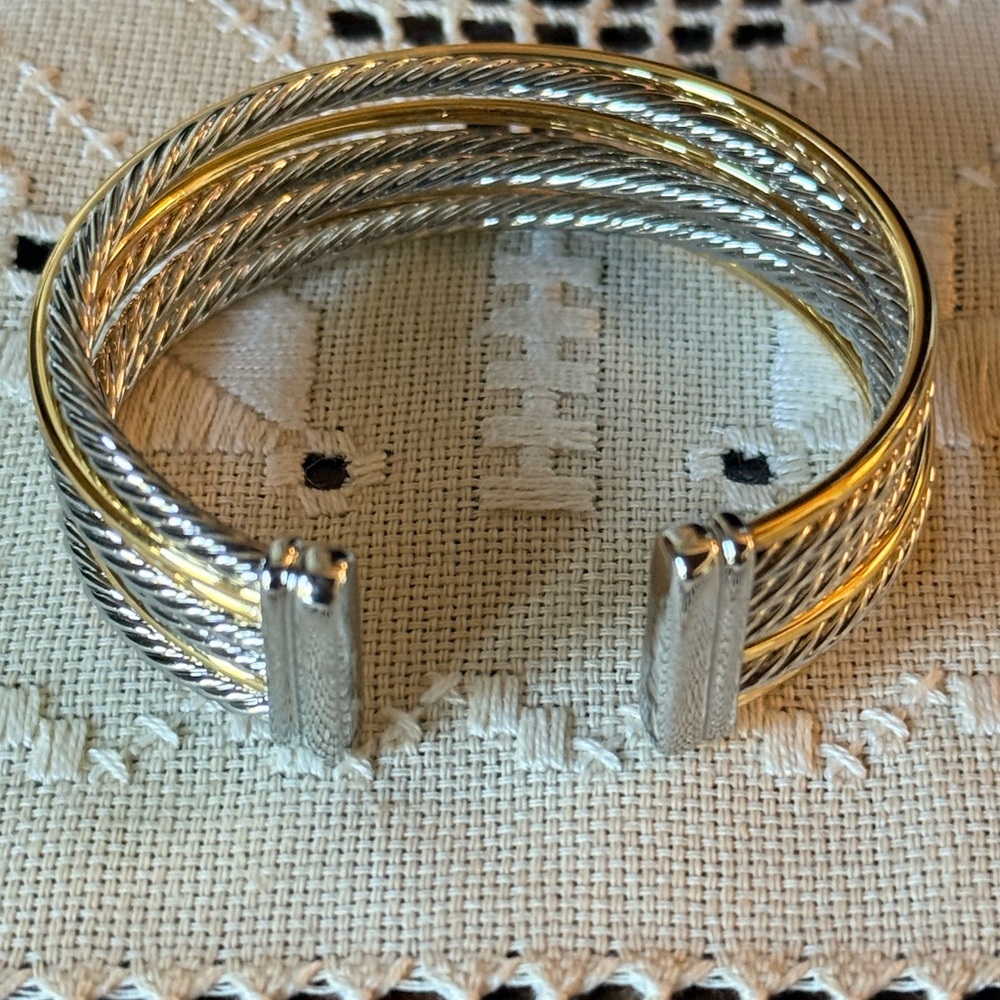 Fashion Bracelet.Cable design.not silver or gold.Only fashion wear. No designer - Picture 10 of 11